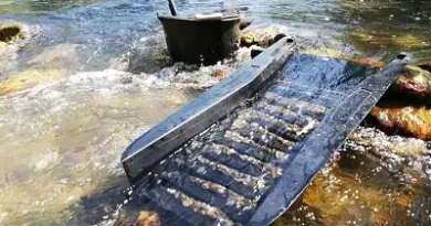 Rampa de lavado de oro de Caledonian en un río para encontrar oro