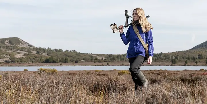 Detector Minelab X-Terra Elite en acción en un prado