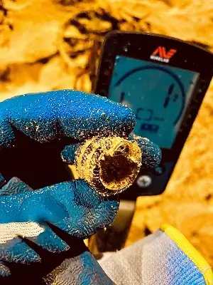 Anillo de oro encontrado en la playa con un detector de metales Equinox 900