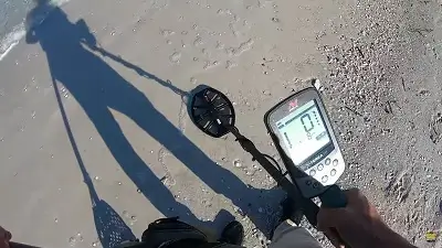 Prospección de playas con un detector de metales especializado